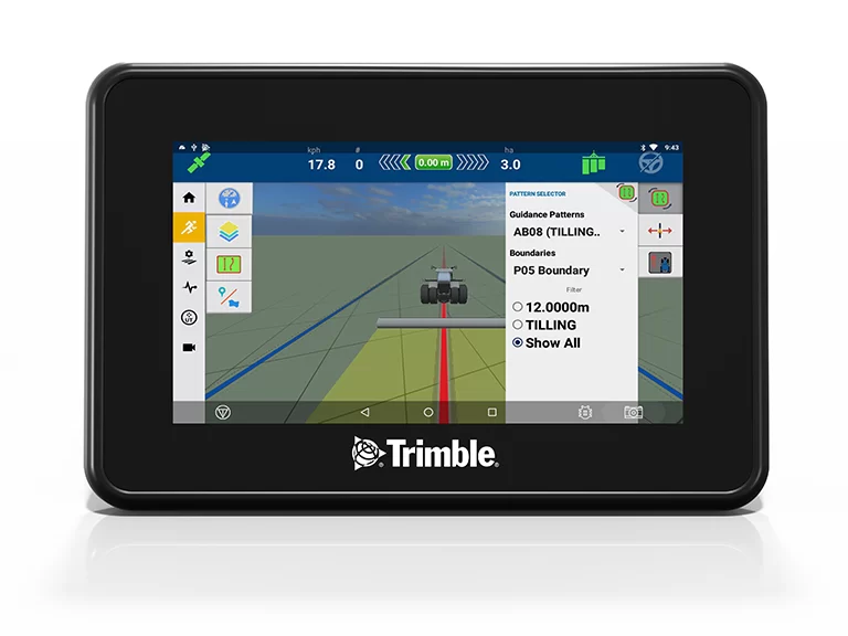 Trimble GPS навигационна система с дисплей, показващ траектория на селскостопанска техника върху карта.
