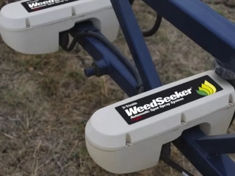 Автоматична система за локално пръскане WeedSeeker, прикрепена към земеделска машина.