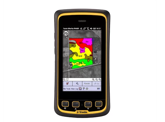 Ръчен GPS приемник Trimble с цветна карта и селскостопански зони на екрана.