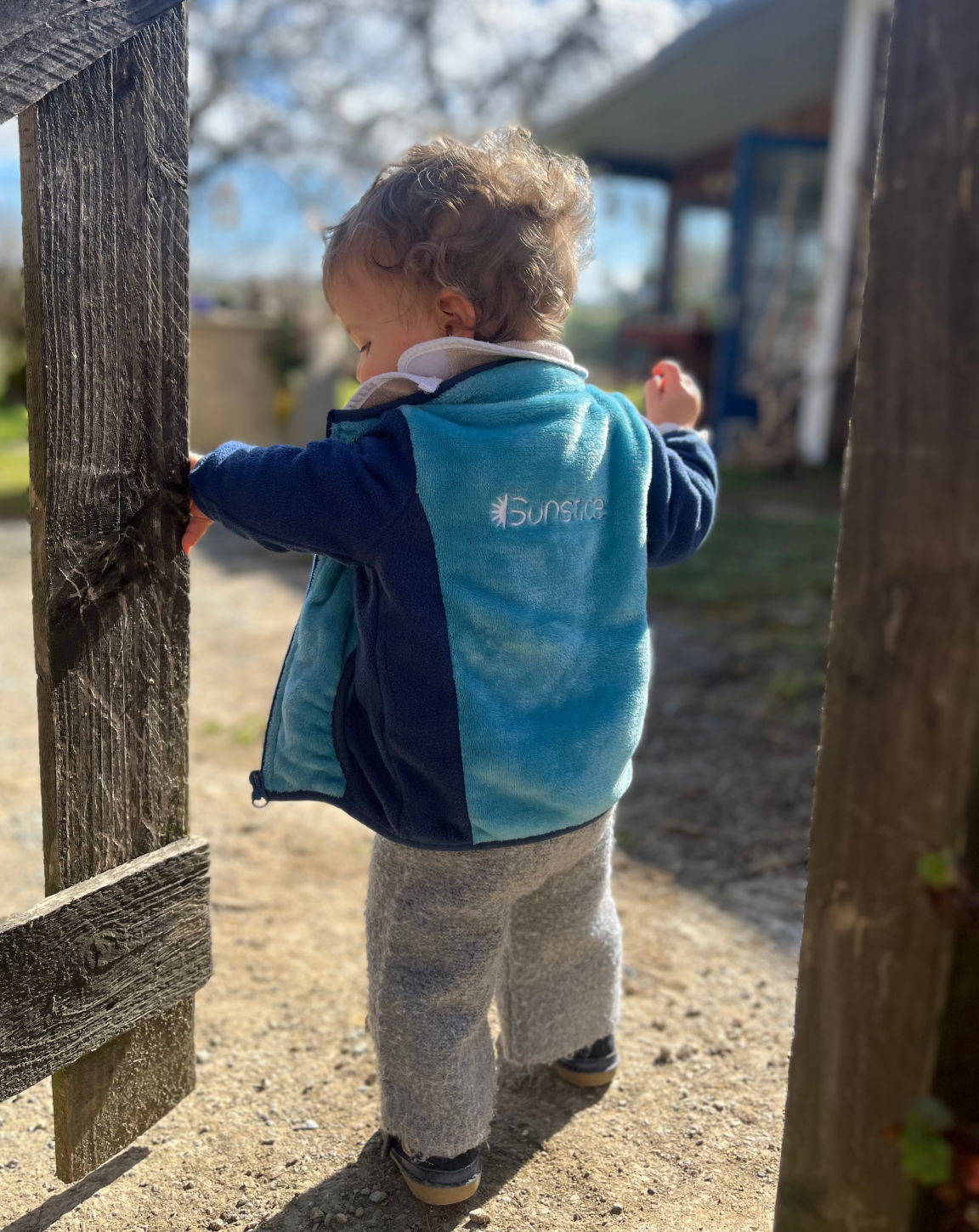 La photo d'un enfant de dos