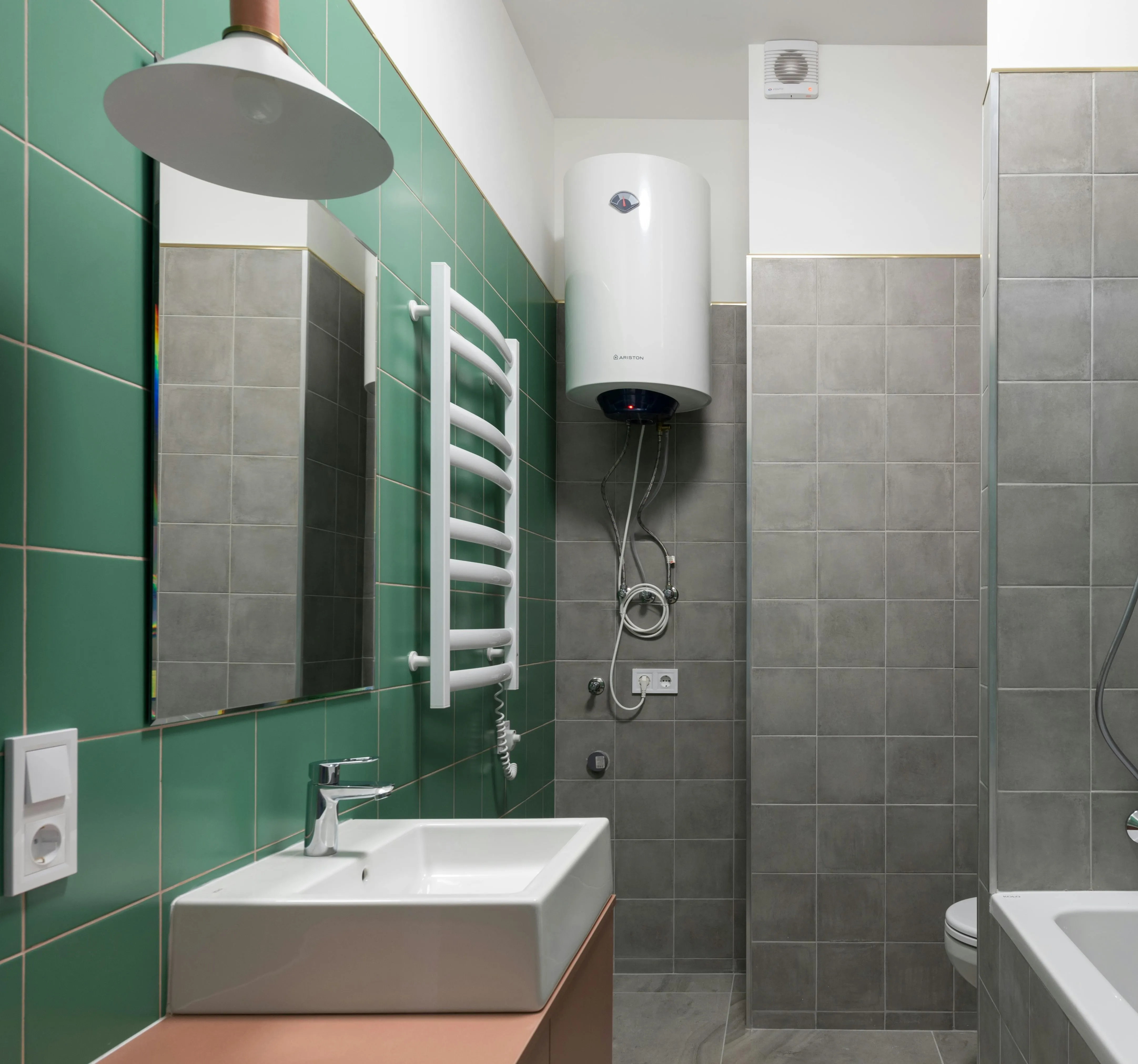 Salle de bain avec chauffe-eau électrique mural, dépannage ballon thermodynamique en Isère par CCP Confort