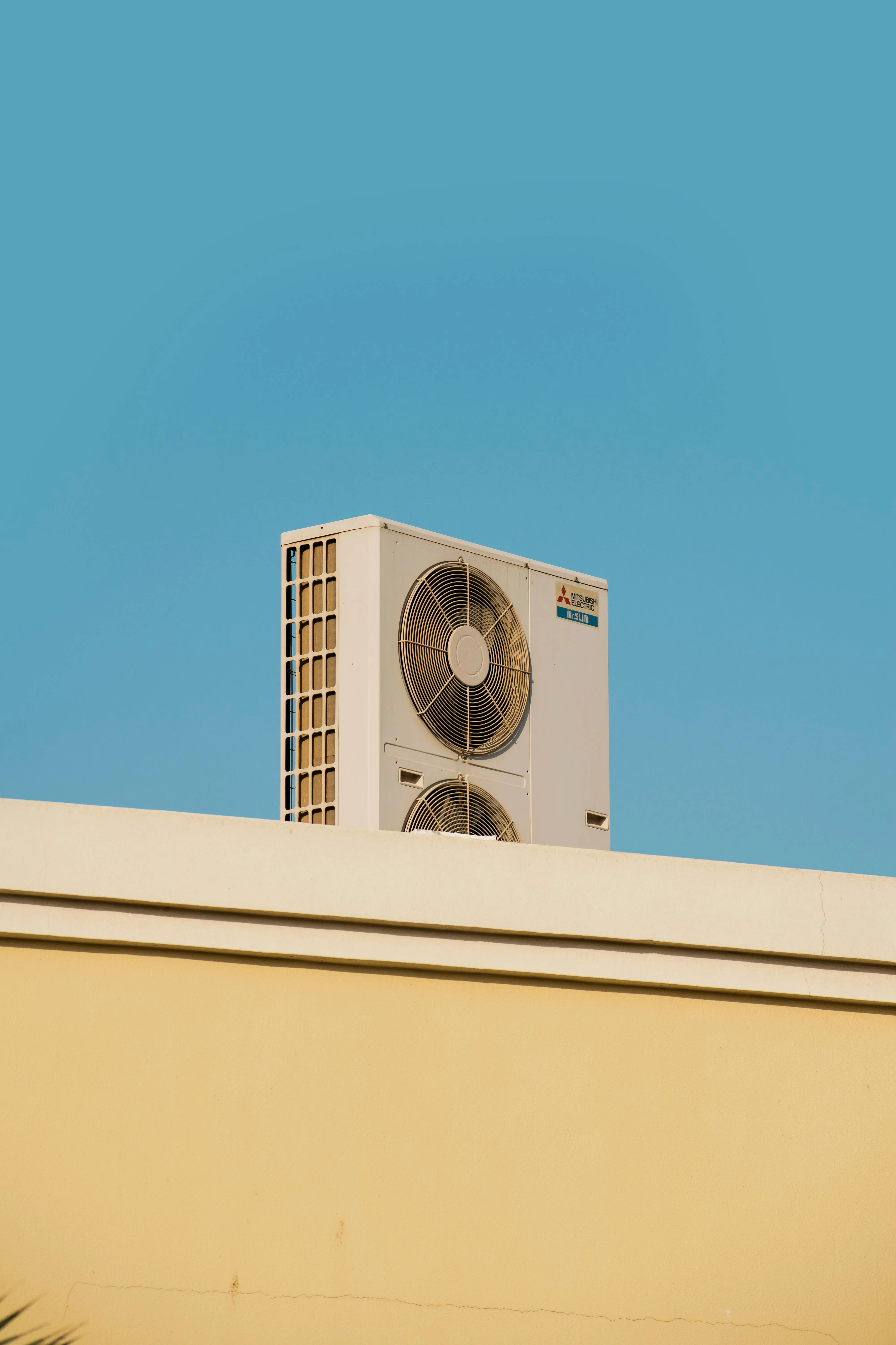 Unité extérieure climatisation Mitsubishi — Entretien et dépannage à Grenoble et en Isère (38)