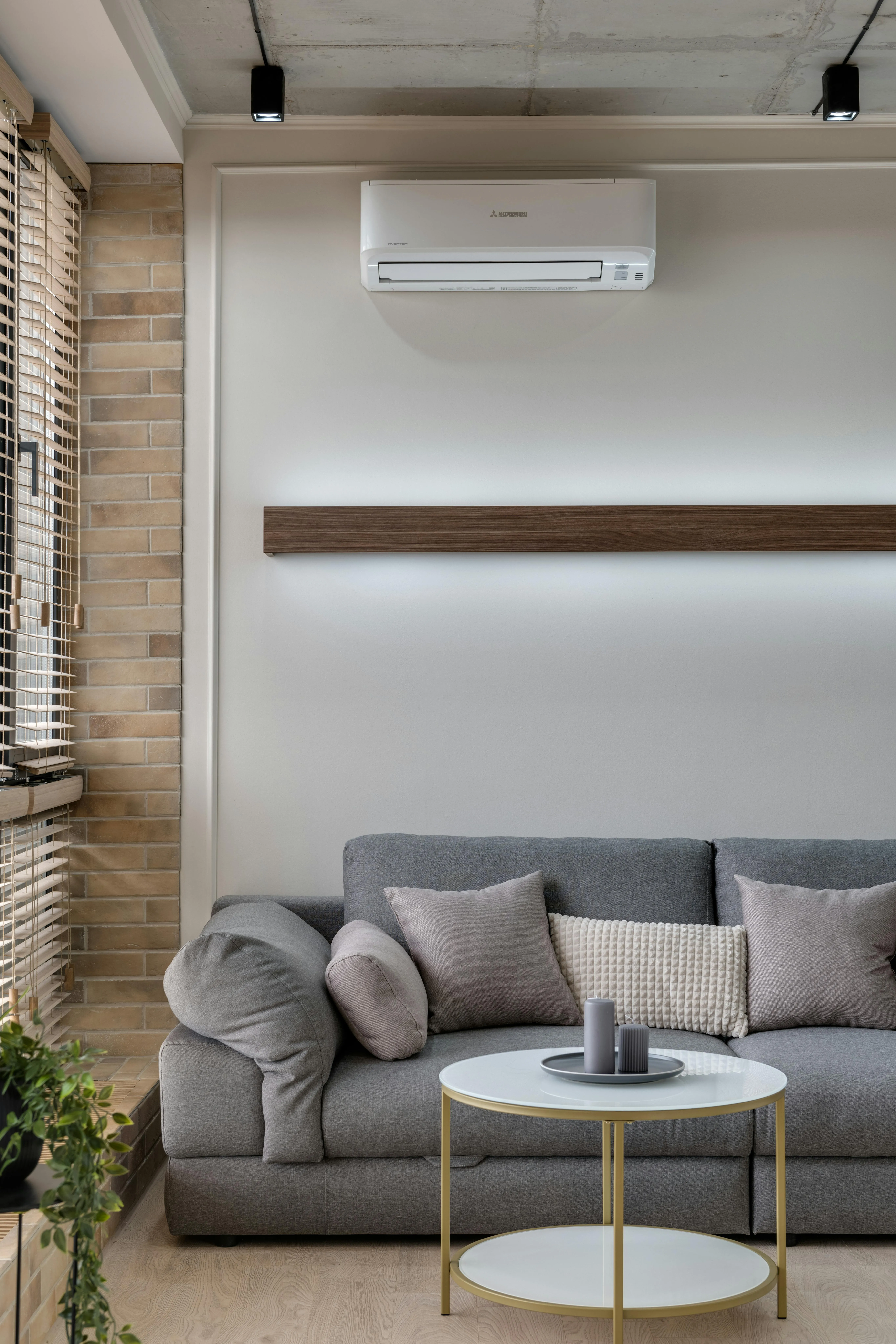 Climatisation murale Mitsubishi installée en salon — CCP Confort Grenoble Isère (38)