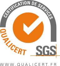 Logo SGS Qualicert avec un cercle orange et une coche noire, texte en arc 'Certification de services' et 'Qualicert SGS' en dessous.