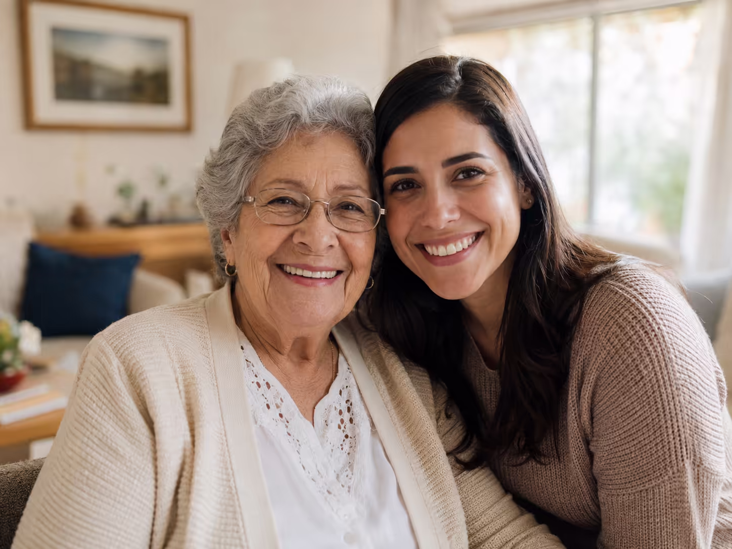 Une femme âgée souriante, tête contre tête avec une jeune femme, aidante ou auxiliaire de vie.