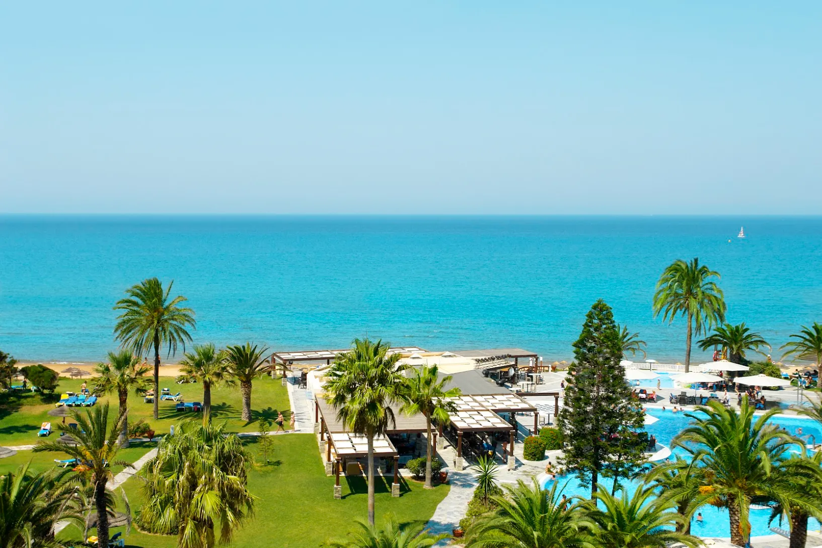 ROBINSON Kyllini Beach - Poolbereich mit Blick auf das Mittelmeer