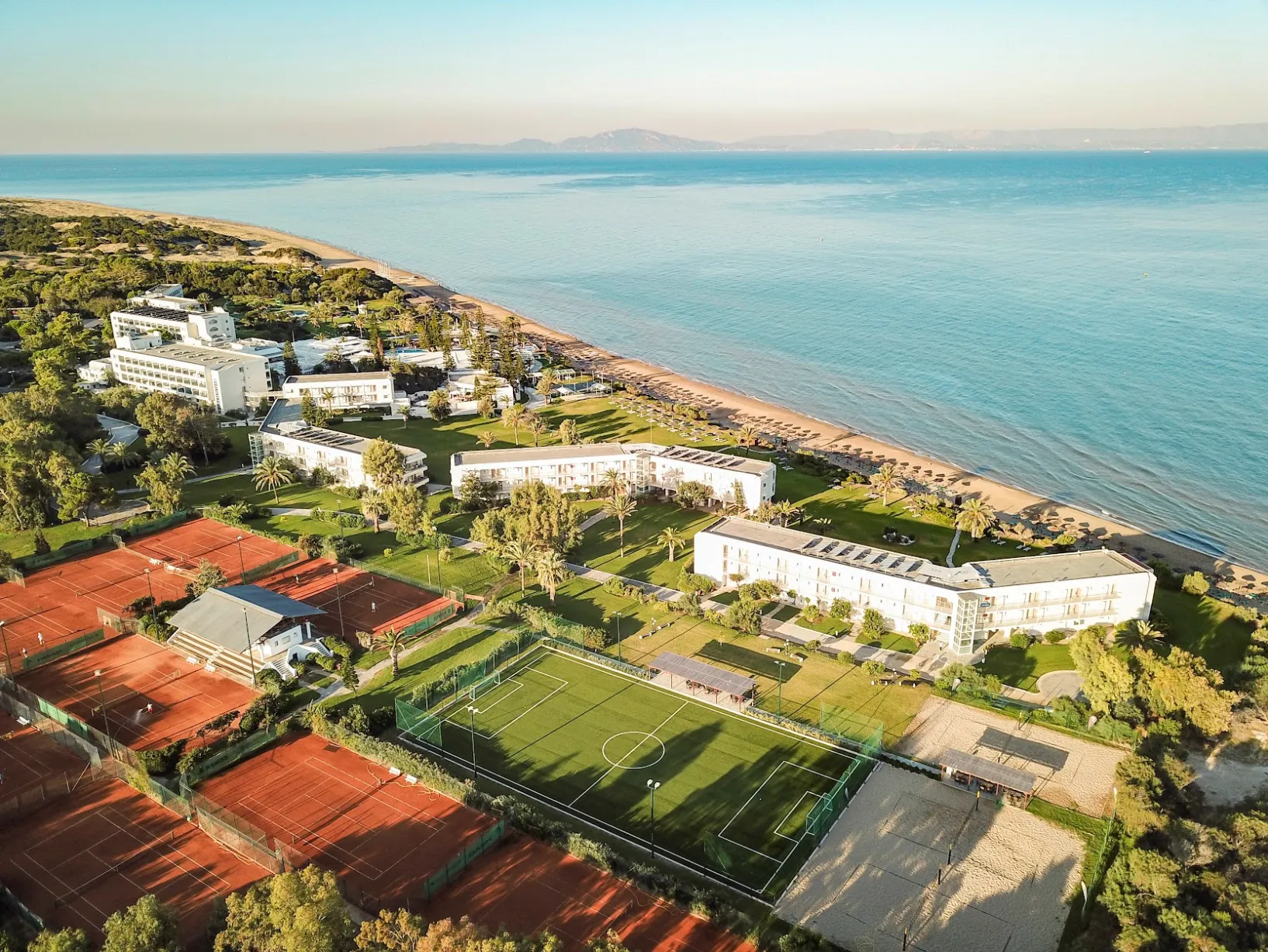 ROBINSON Kyllini Beach Resort - Luftaufnahme der Poolanlage und Gartenlandschaft