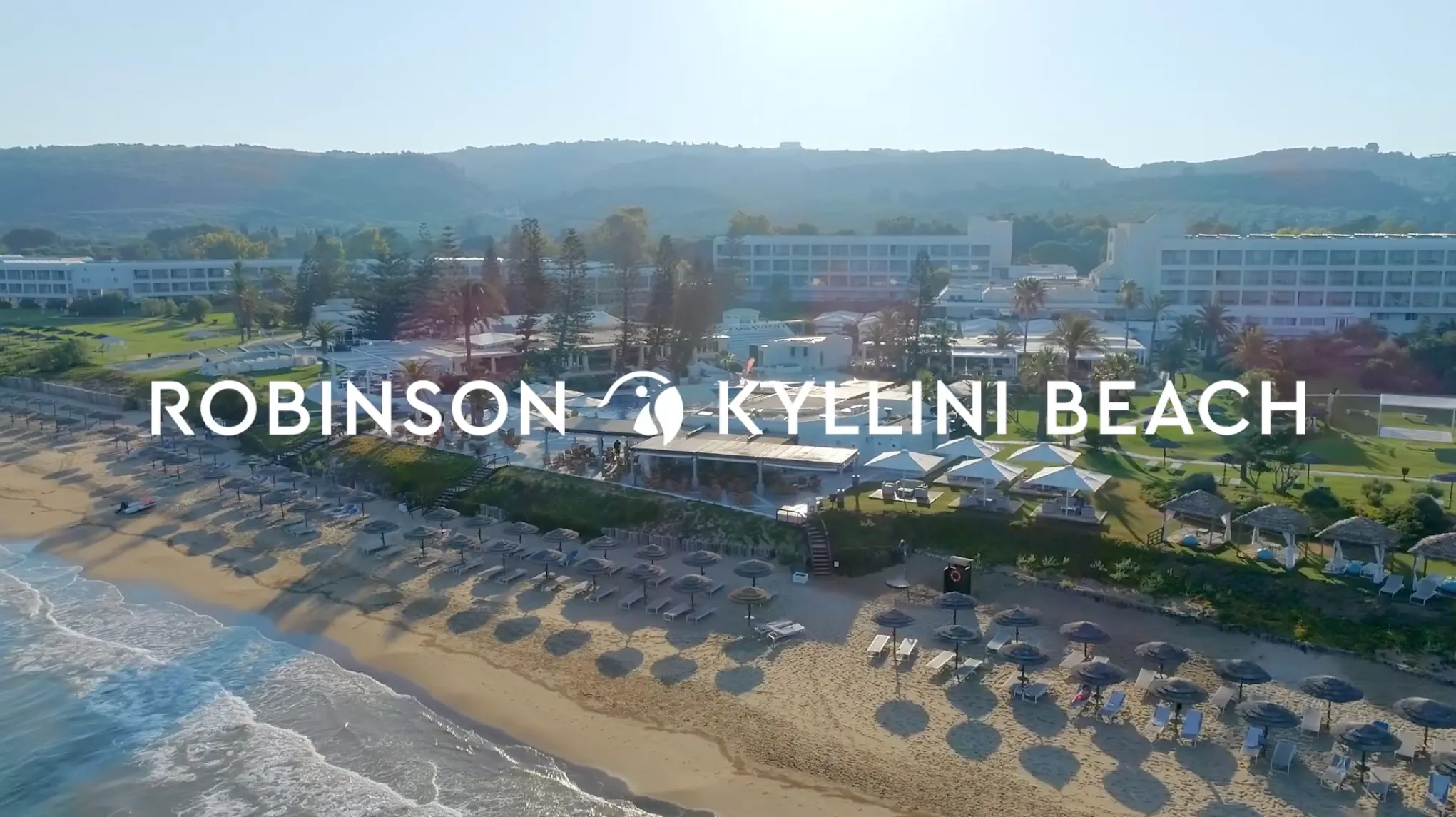 ROBINSON Kyllini Beach Resort - Panoramablick auf die Hotelanlage am Meer