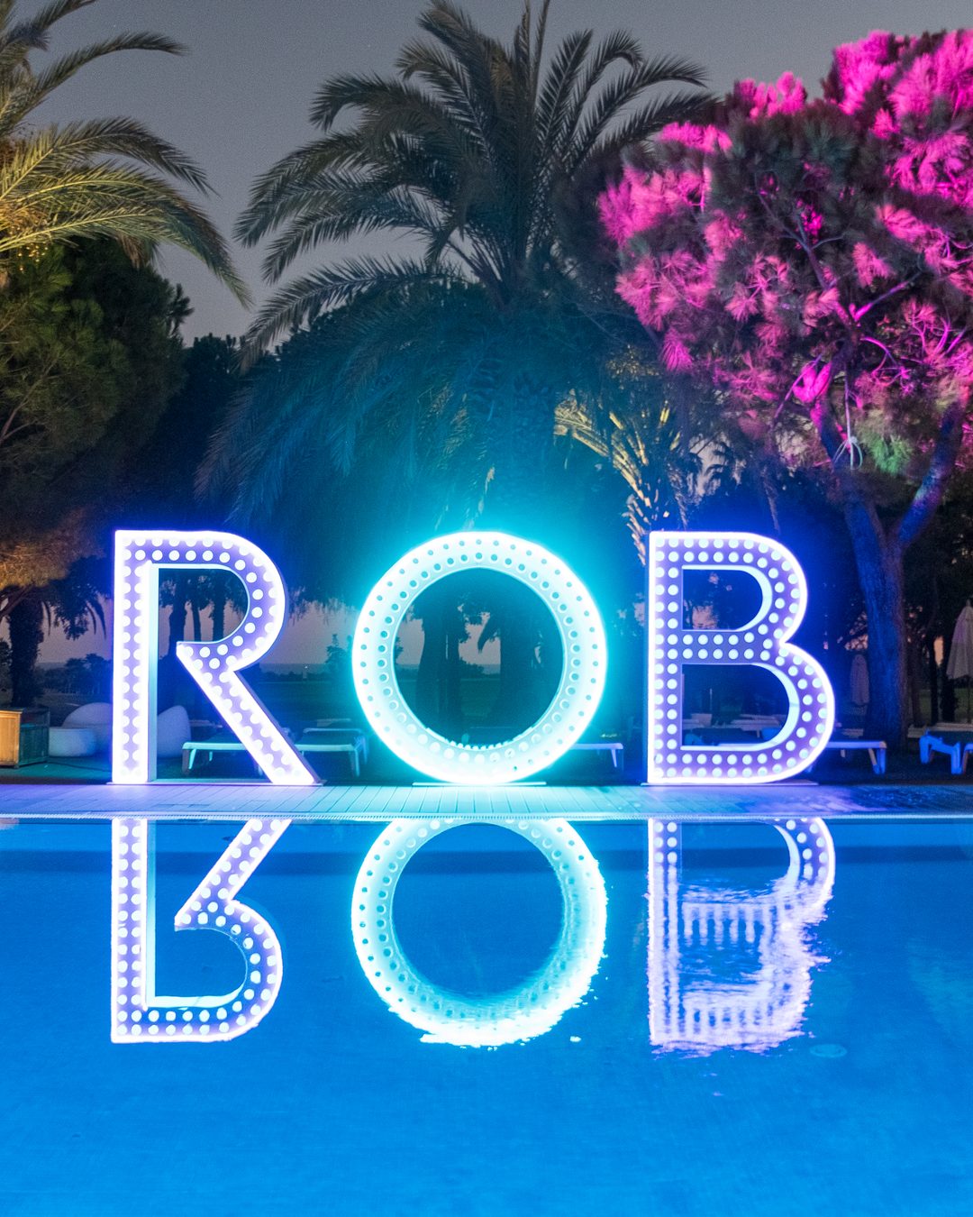 Leuchtbuchstaben am Pool des ROBINSON Quinta da Ria bei Nacht, Dentist Experience '25