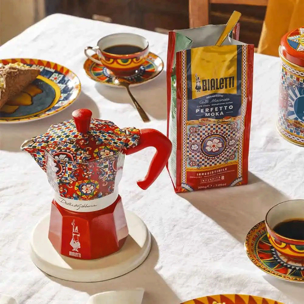 Scène de café autour de la cafetière Bialetti Dolce Gabanna