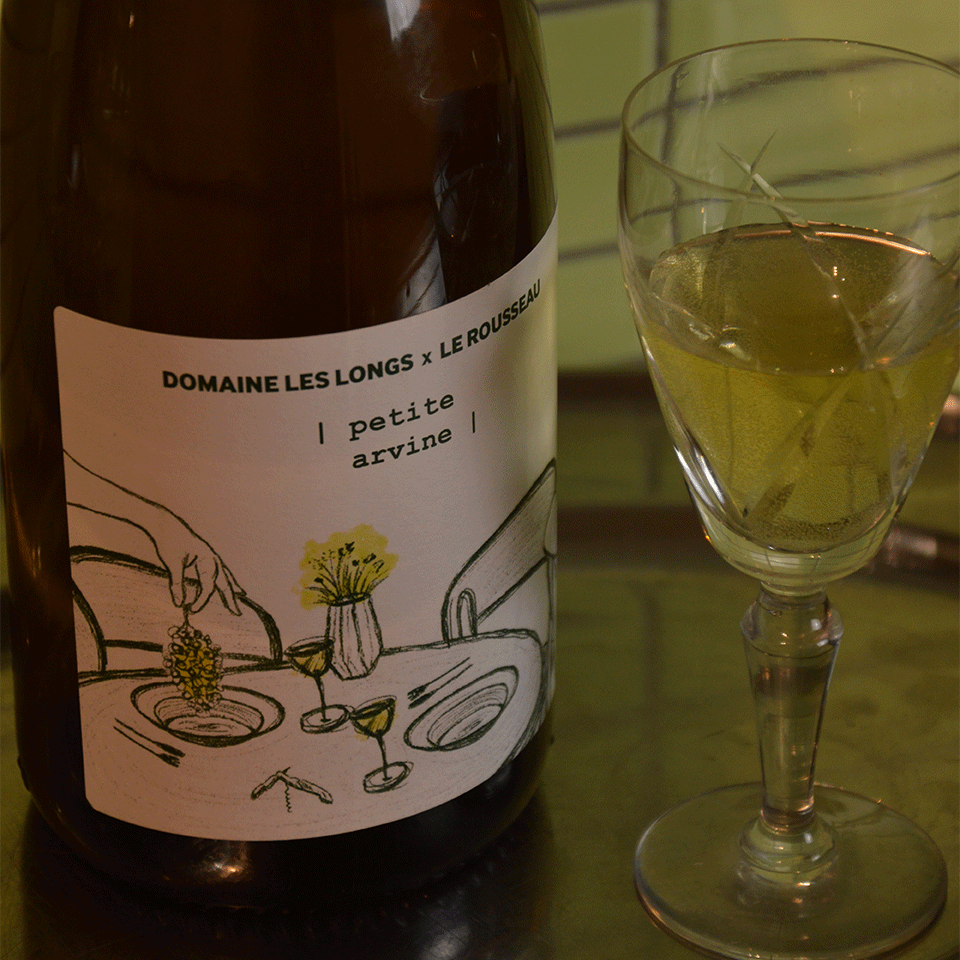 Photographie vin blanc et étiquette illustrée