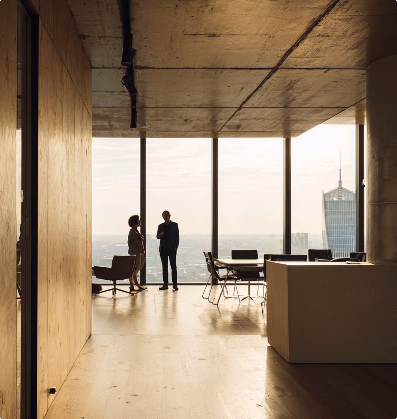 Modernes Büro mit Blick auf die Skyline – spiegelt Puentes Real Estates Fokus auf strategische Beratung und hochwertige Immobilienprojekte wider.