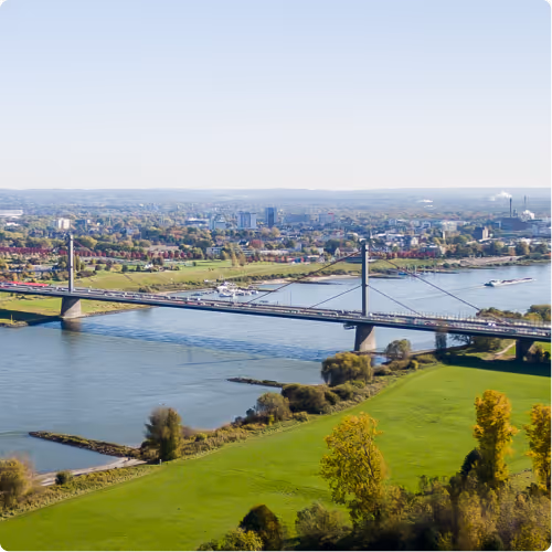 Sonnenbeleuchtete moderne Bürogebäude bei Sonnenuntergang in einer Stadt.