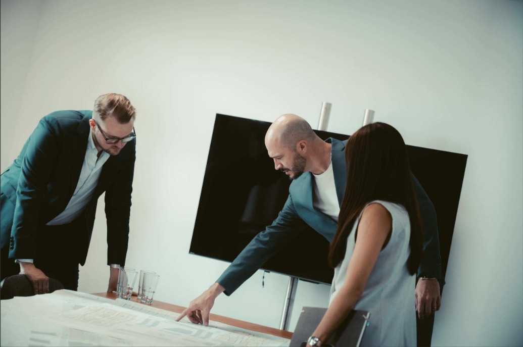 Team von Puentes Real Estate bei der Abstimmung eines Bebauungsplans – Bauleitplanung und B-Plan Beratung.