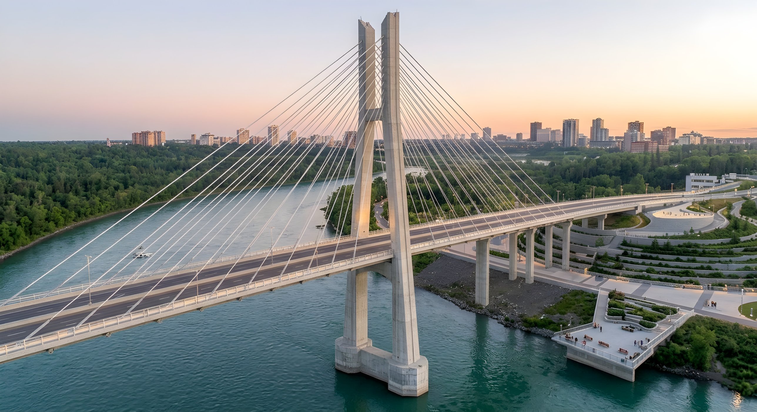 Moderne Schrägseilbrücke über einen Fluss bei Sonnenuntergang, im Hintergrund eine Stadt-Skyline – Sinnbild für Verbindung und Projektentwicklung von Puentes Real Estate.