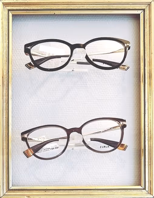 Cadre dore presentant deux paires lunettes femme elegantes chez Phil'Optique Aube