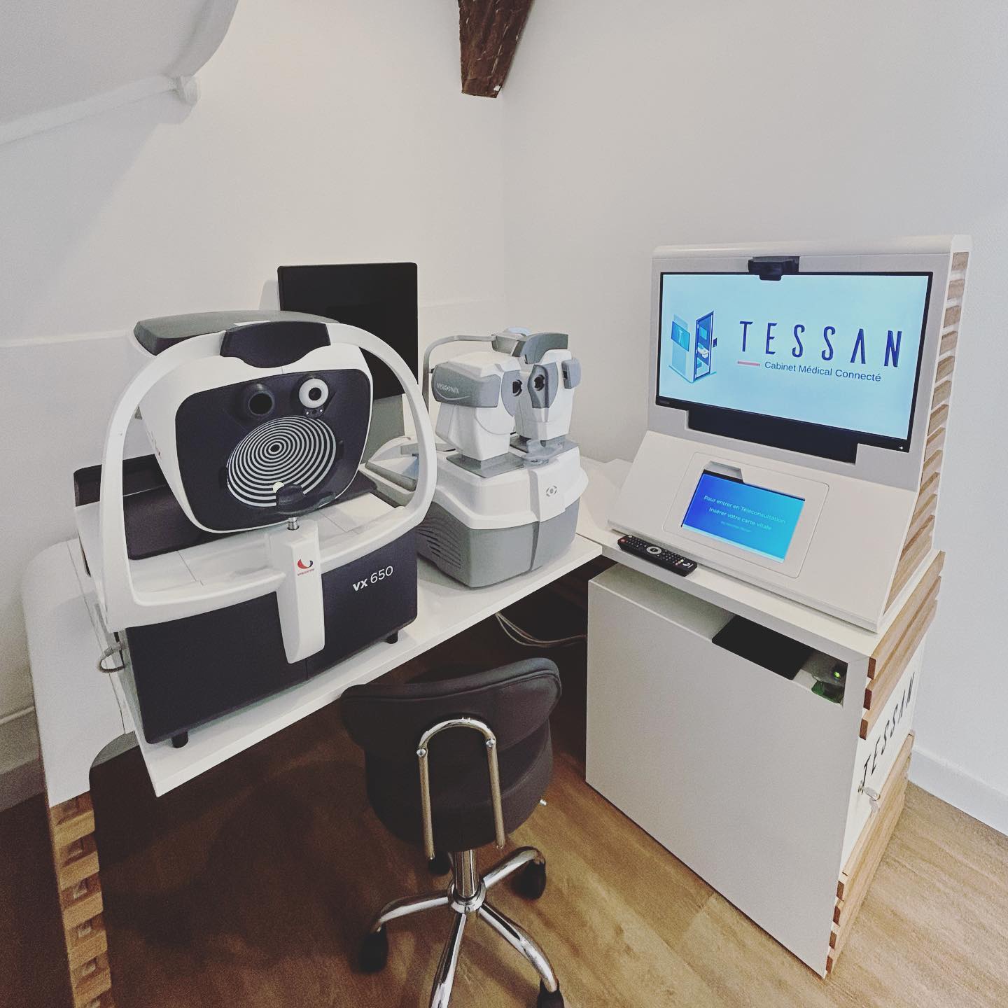 Cabine de teleconsultation ophtalmologique Tessan equipee Visionix VX650 chez Phil'Optique Bar-sur-Seine