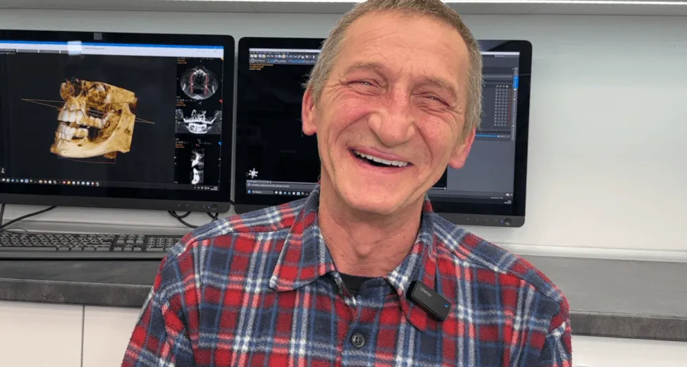 usmiech-pacjenta-po-nowoczesnym-leczeniu