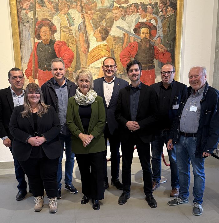Gruppenfoto FSM Fédération Suisse Motonautique Mitglieder vor historischem Kunstwerk