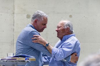 Zwei Männer bei FSM Fédération Suisse Motonautique Veranstaltung in freundlicher Interaktion.