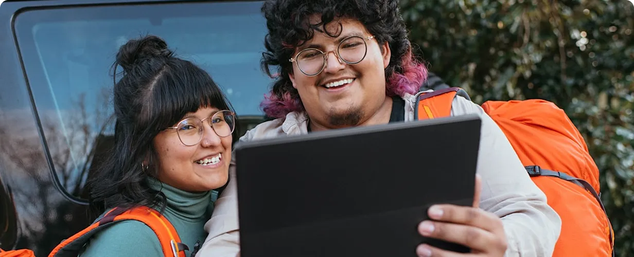 Dwie osoby patrzące na ekran.