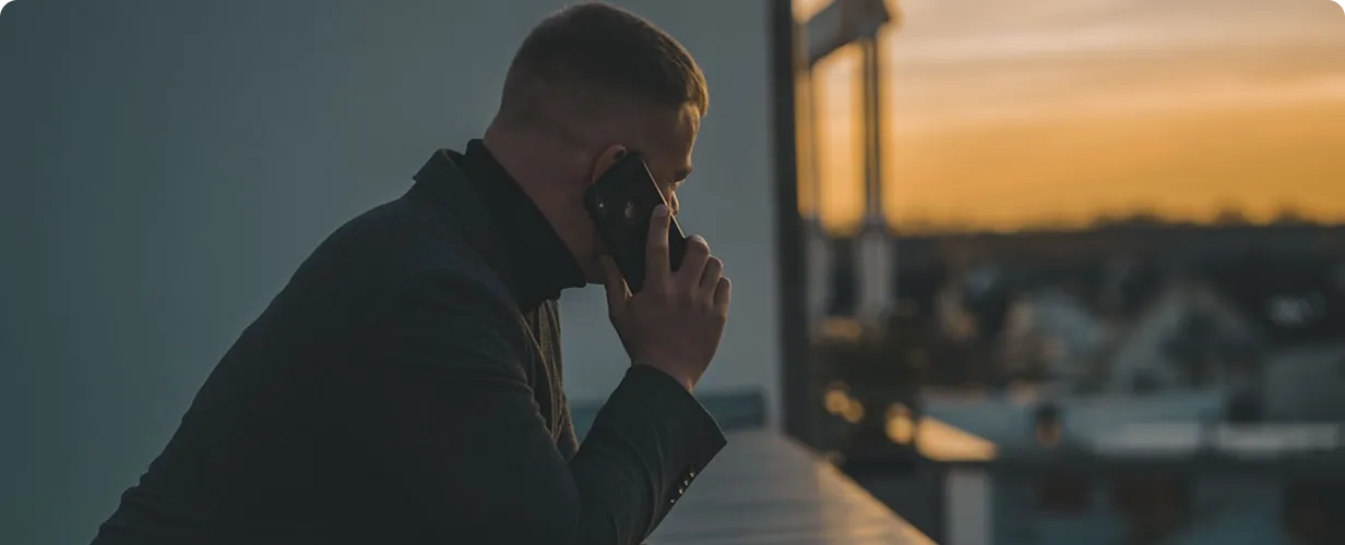 Mężczyzna rozmawiający przez telefon.