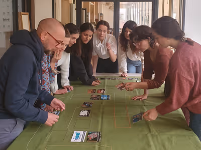 Fresque du Textile se déroule sur une table avec une nappe verte