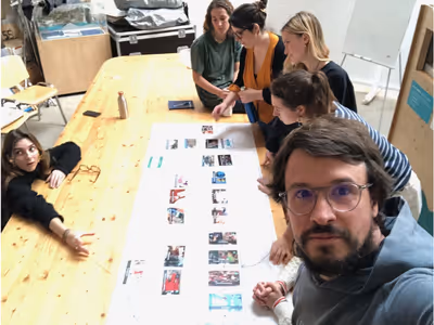 L'atelier Fresque du Textile est animé dans une association engagée.