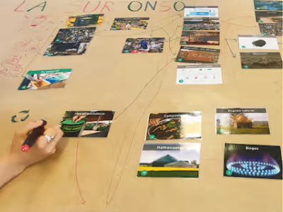 Une main dessine sur une table pendant l'atelier Fresque des Déchets