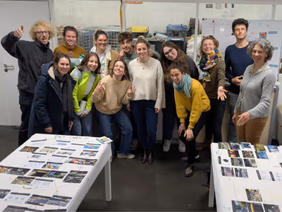Un groupe de professionnels participe à l'atelier Fresque des Déchets