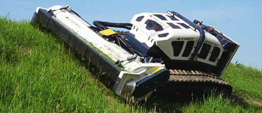 Funkraupe bei der Flächenpflege – Mulchen und Hangpflege auf schwer zugänglichem Gelände