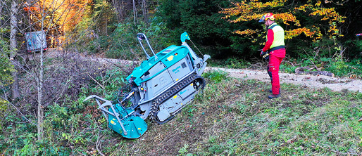Funkraupe bei der Flächenpflege – Mulchen und Hangpflege auf schwer zugänglichem Gelände