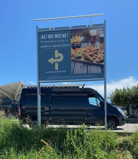 Au bureau pub & brasserie panneau publicitaire par Covworld