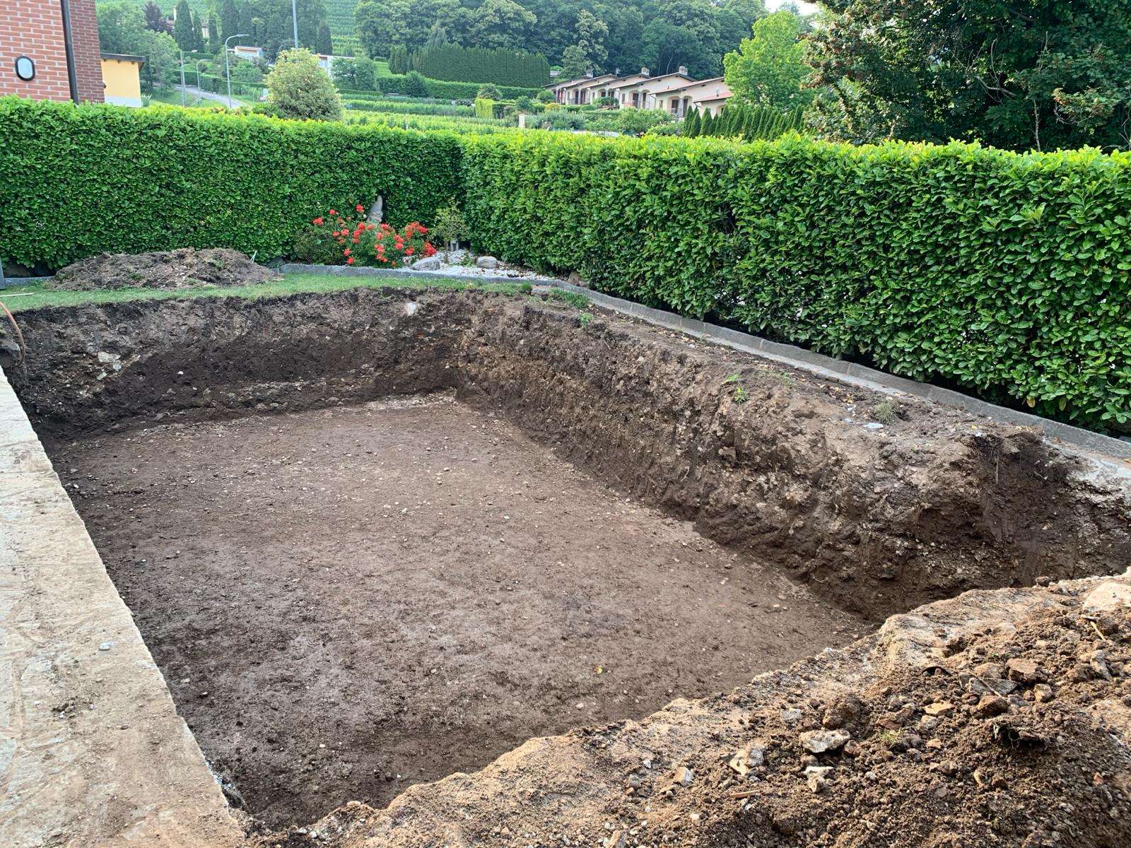 Lavori di scavi e sistemazione terreno per progetto piscina