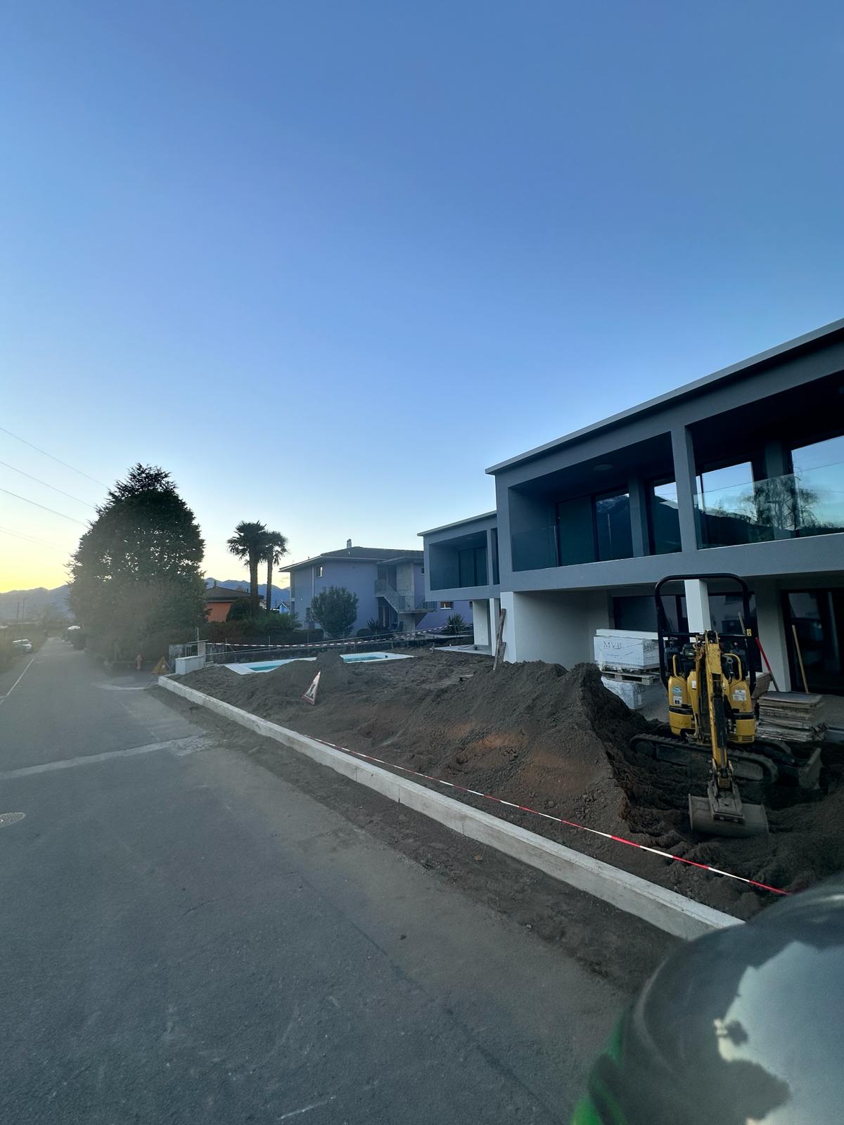 Intervento di scavo per sistemazione area esterna e livellamento terreno