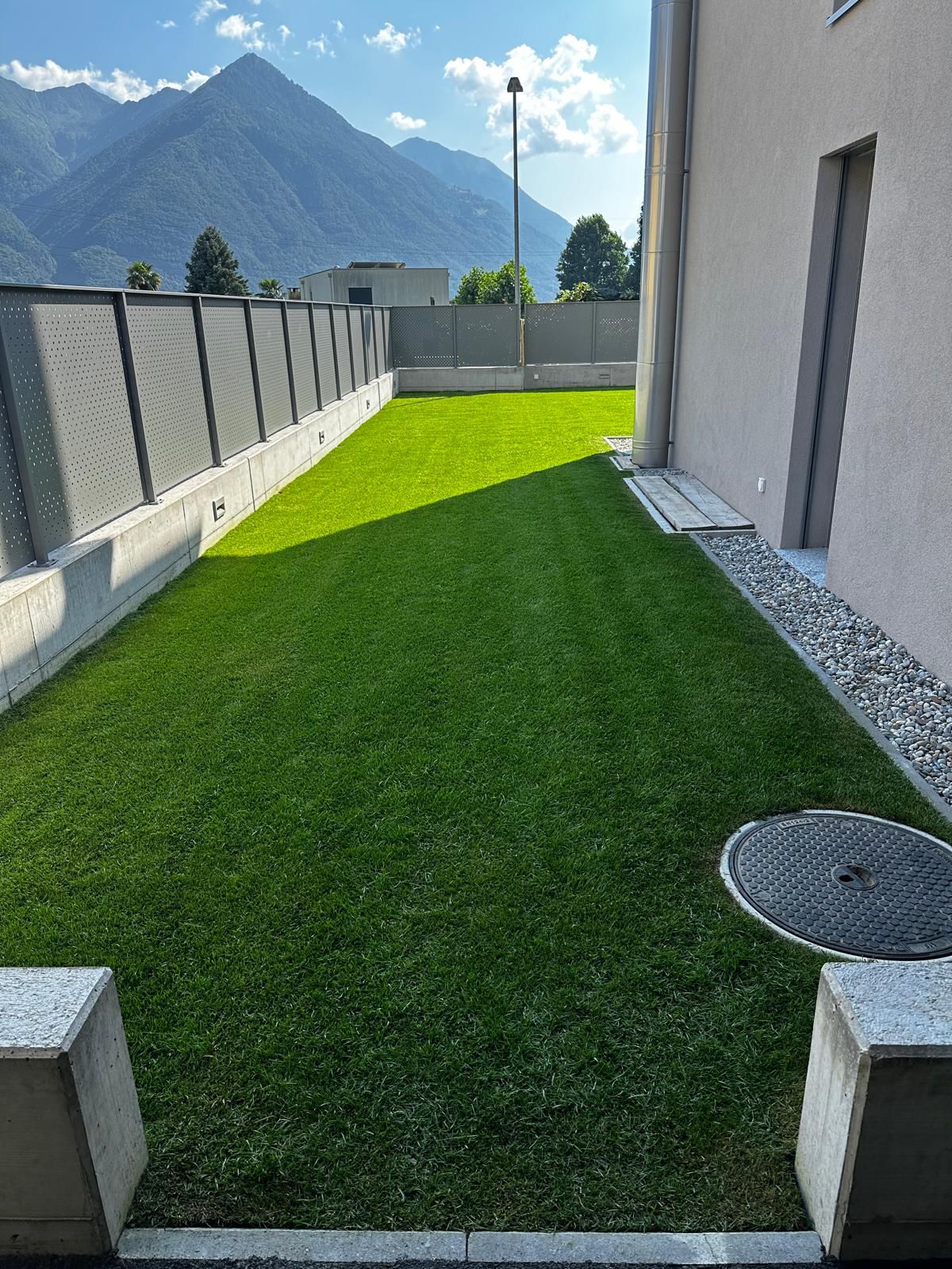 Posa prato a rotoli naturale in giardino privato in Ticino