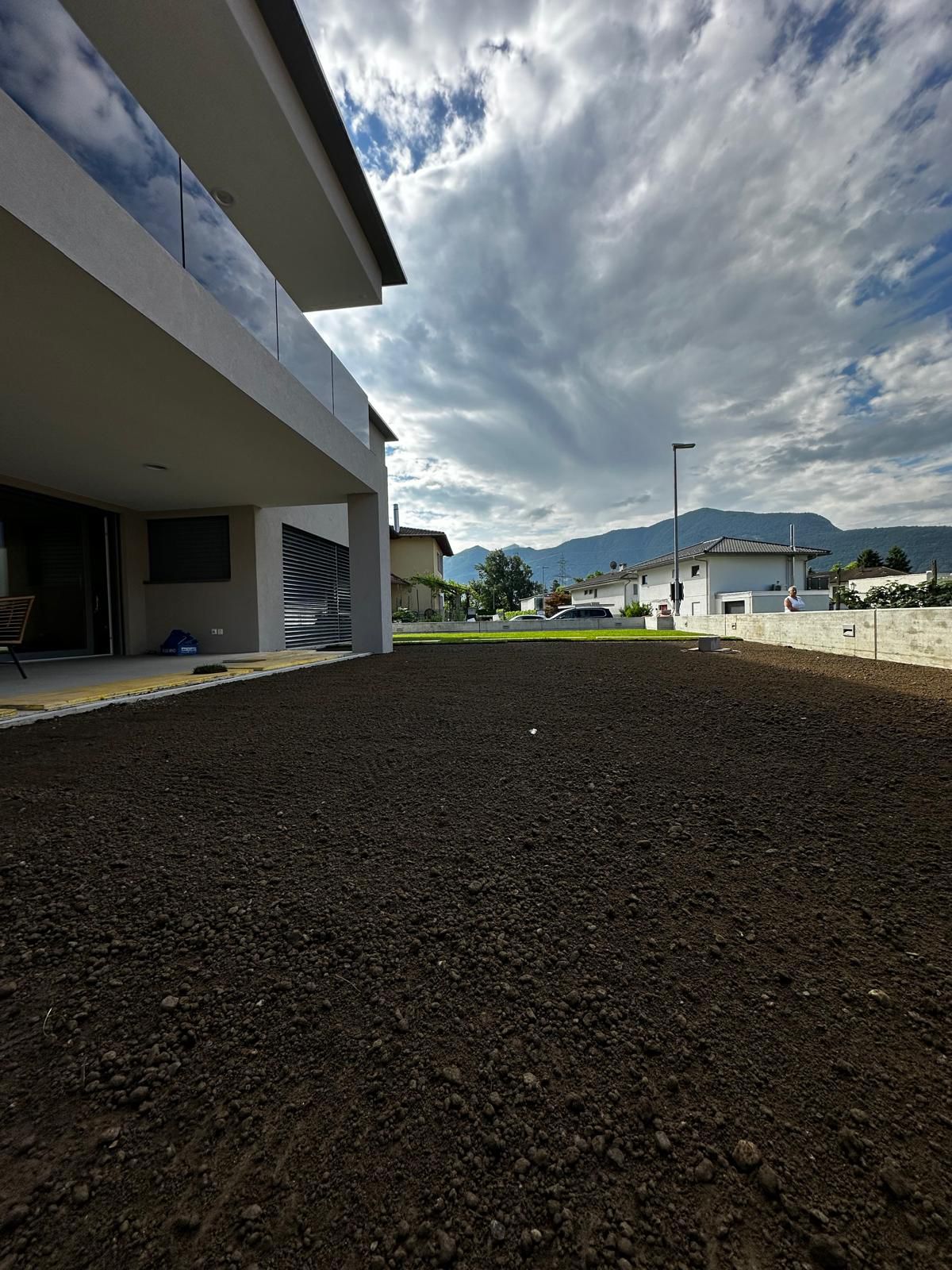 Livellamento terreno prima della posa del prato