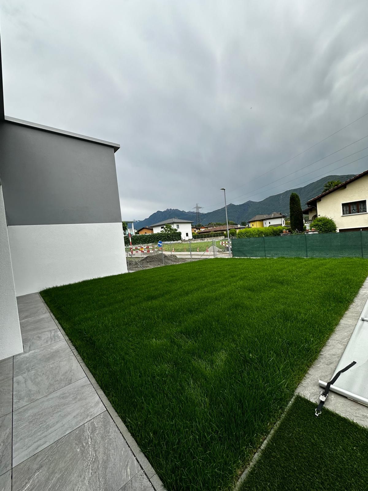 Posa professionale di erba a rotoli in abitazione privata