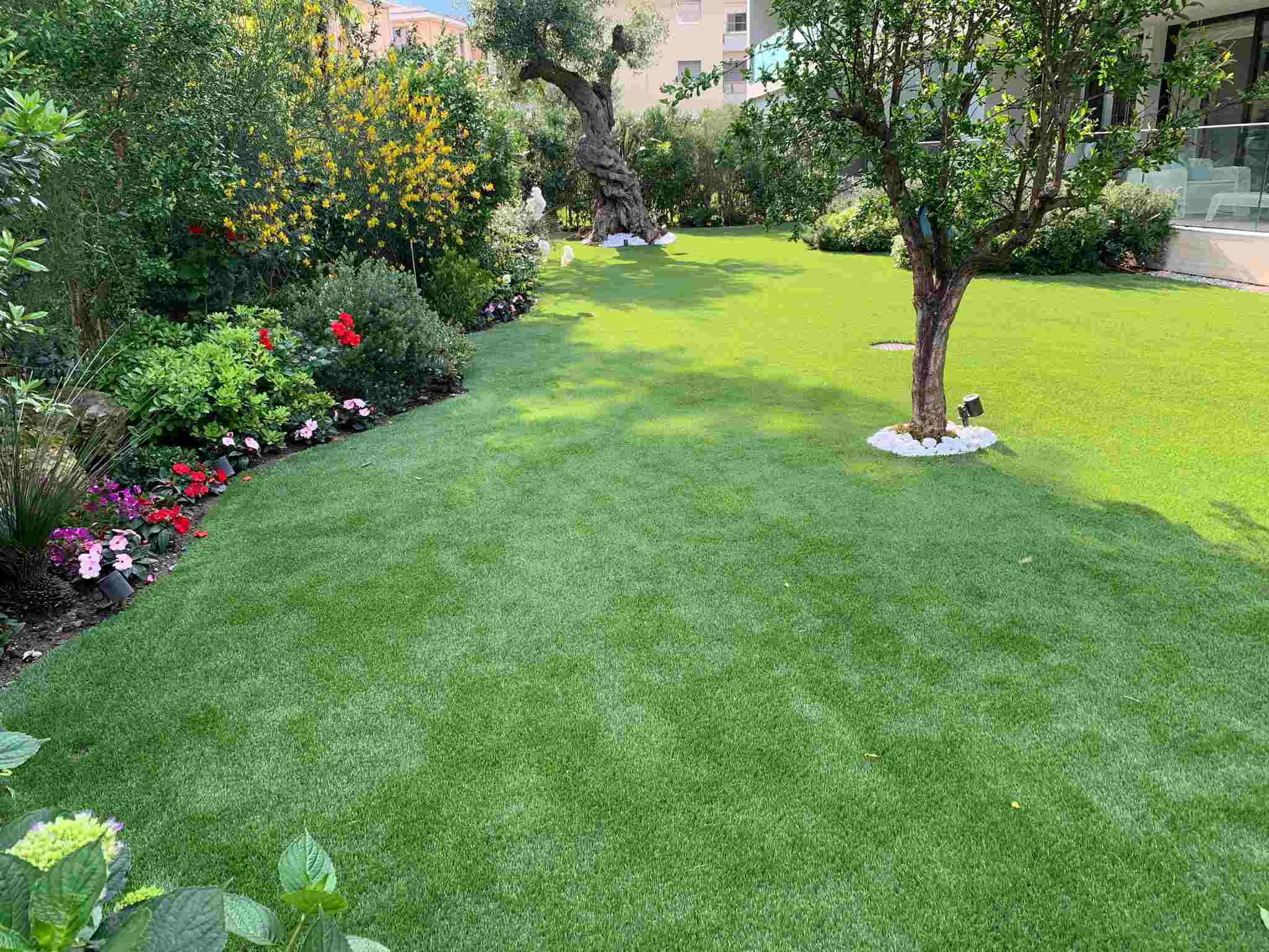 Giardino con prato sintetico effetto naturale