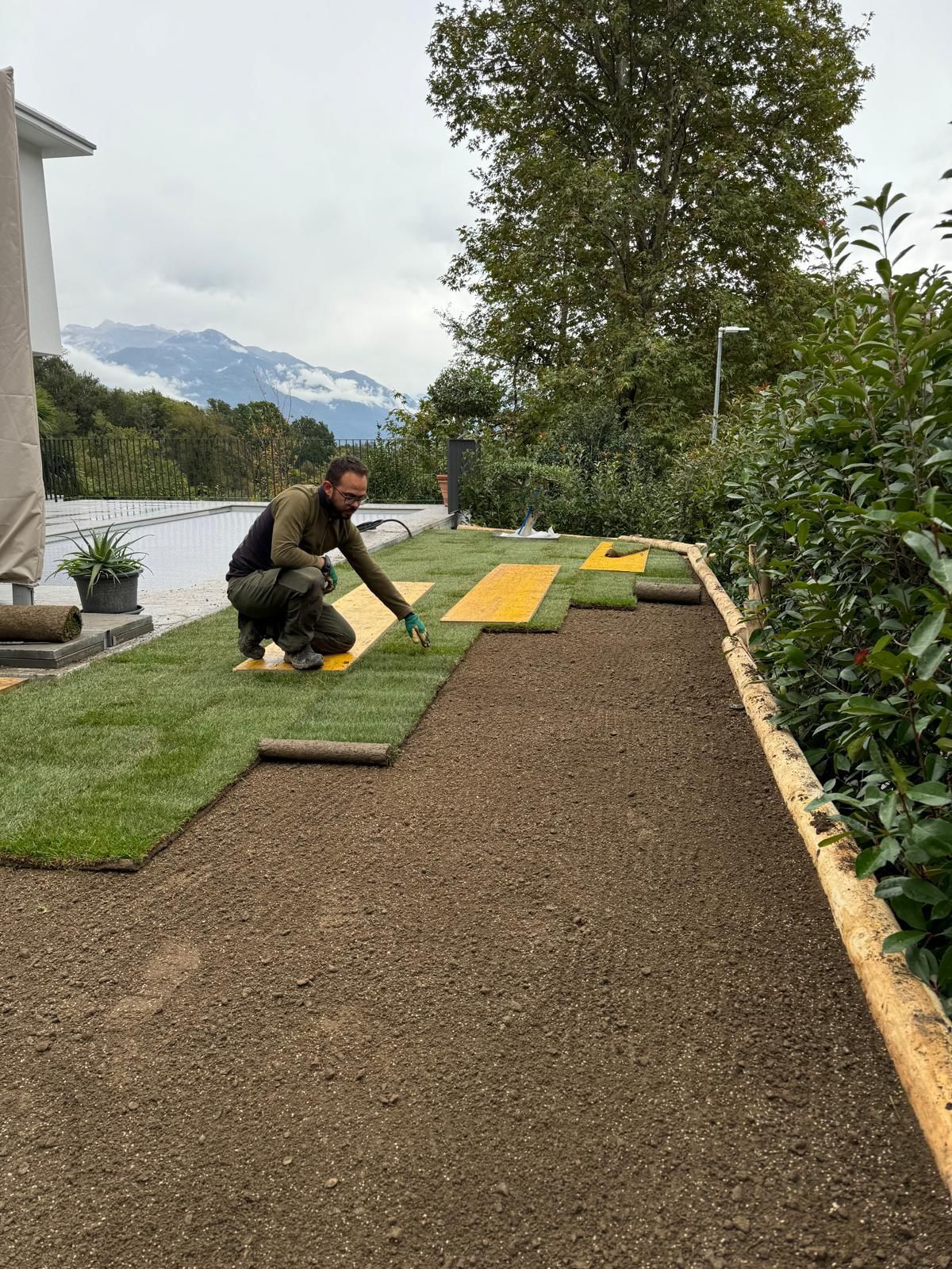 Preparazione posa prato a rotoli