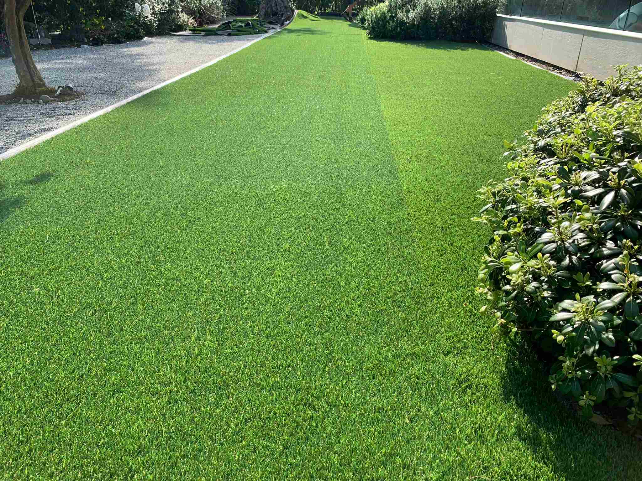 Installazione prato sintetico in giardino residenziale in Ticino