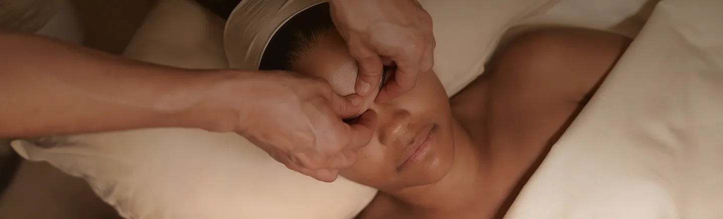 Person erhält eine entspannende Lymphatic Face Glow Behandlung.