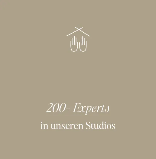 Soulhouse Logo mit zwei Händen und darüber liegenden Linien mit dem Text '200+ Experten in unseren Studios' auf beige Hintergrund.