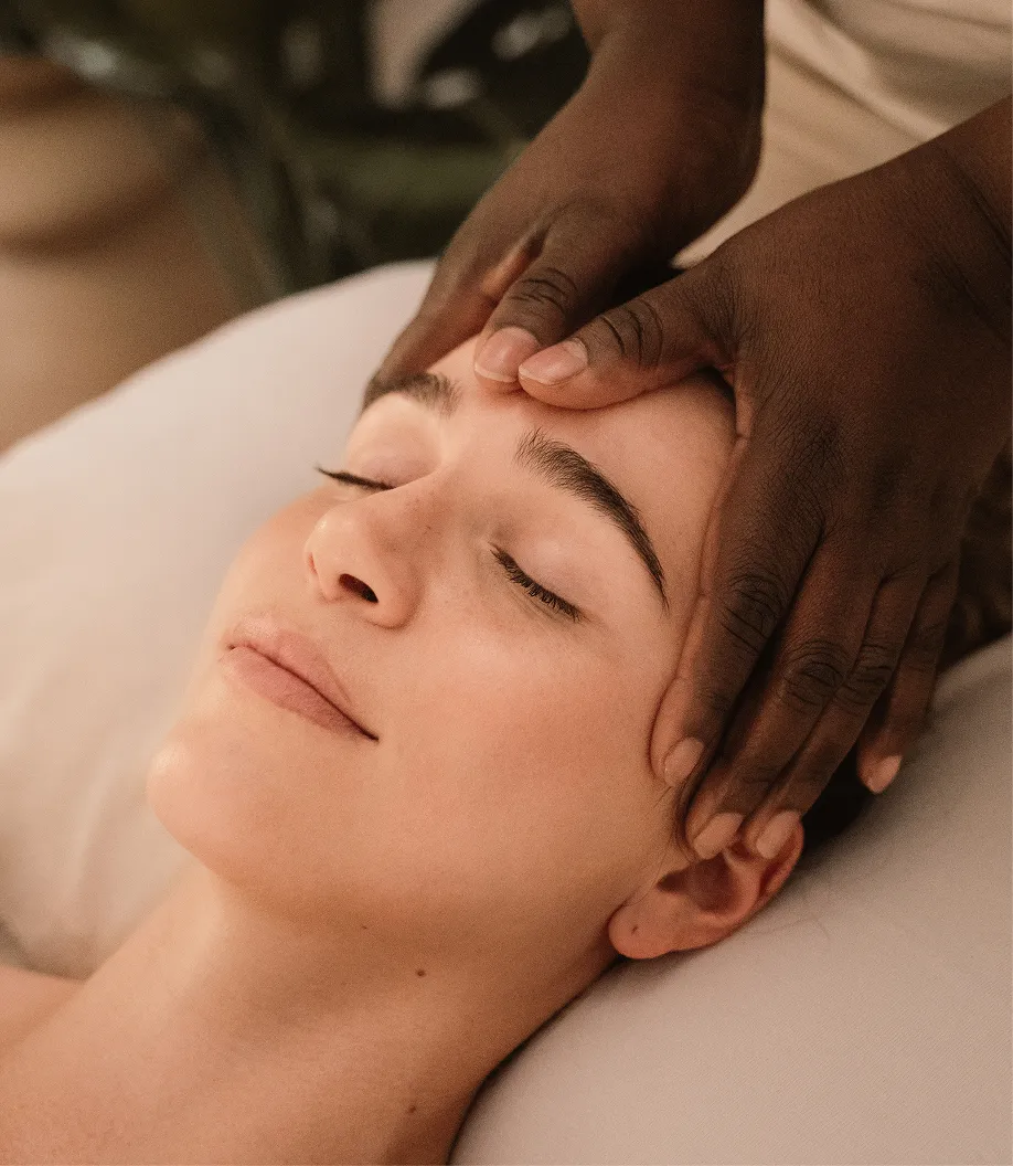 Eine Person erhält ein entspannendes Lymphatic Face Glow Treatment.