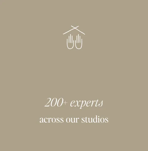 Soulhouse Logo mit zwei erhobenen Händen über dem Text '200+ Experten in unseren Studios'.