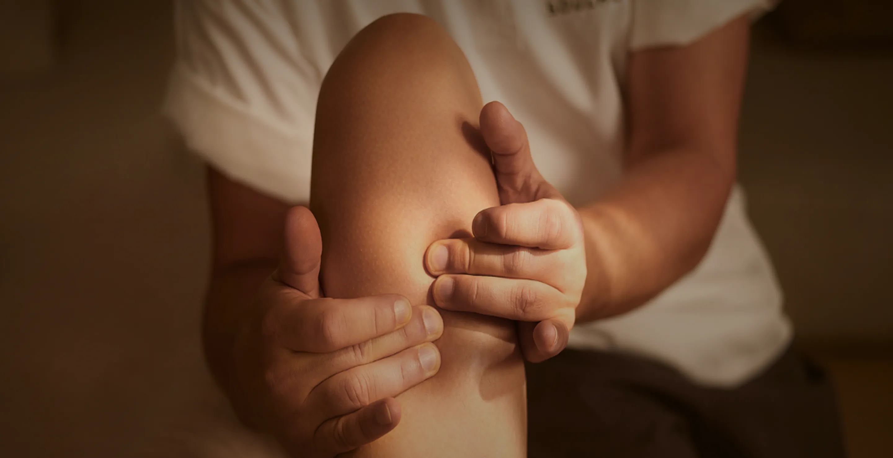 Massage Experte gibt eine Sportmassage.