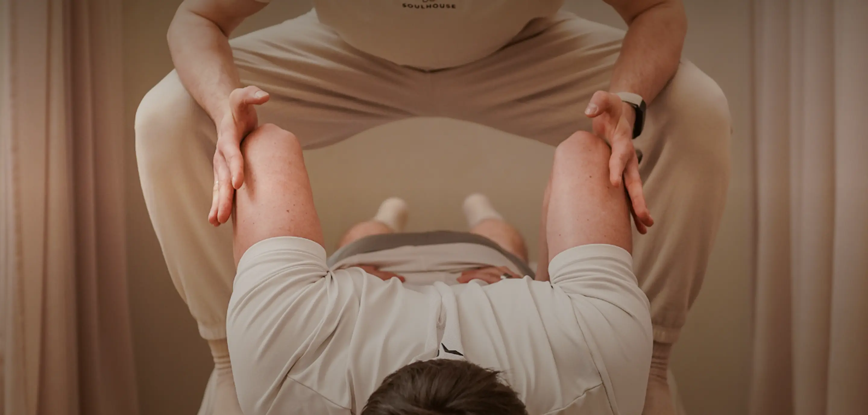 Ein Stretch Experte gibt eine Assisted Stretch Session.