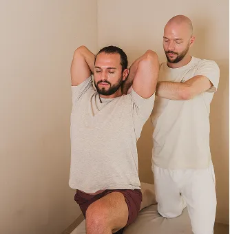 Ein Stretch Experte gibt eine Assisted Stretch Behandlung