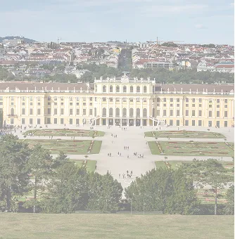 Schloss Schönbrunn in Wien mit einem großen Garten im Vordergrund und einer Stadtlandschaft im Hintergrund.