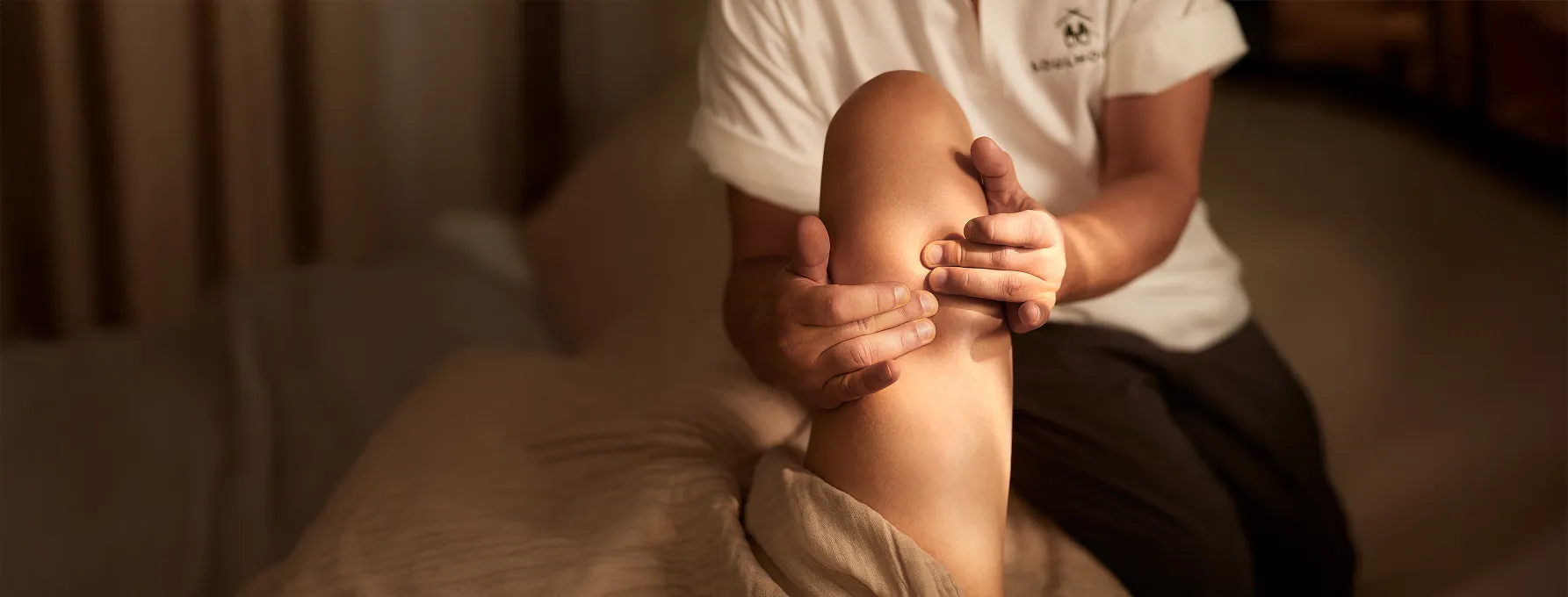 Massage Experte gibt eine Tiefengewebsmassage.